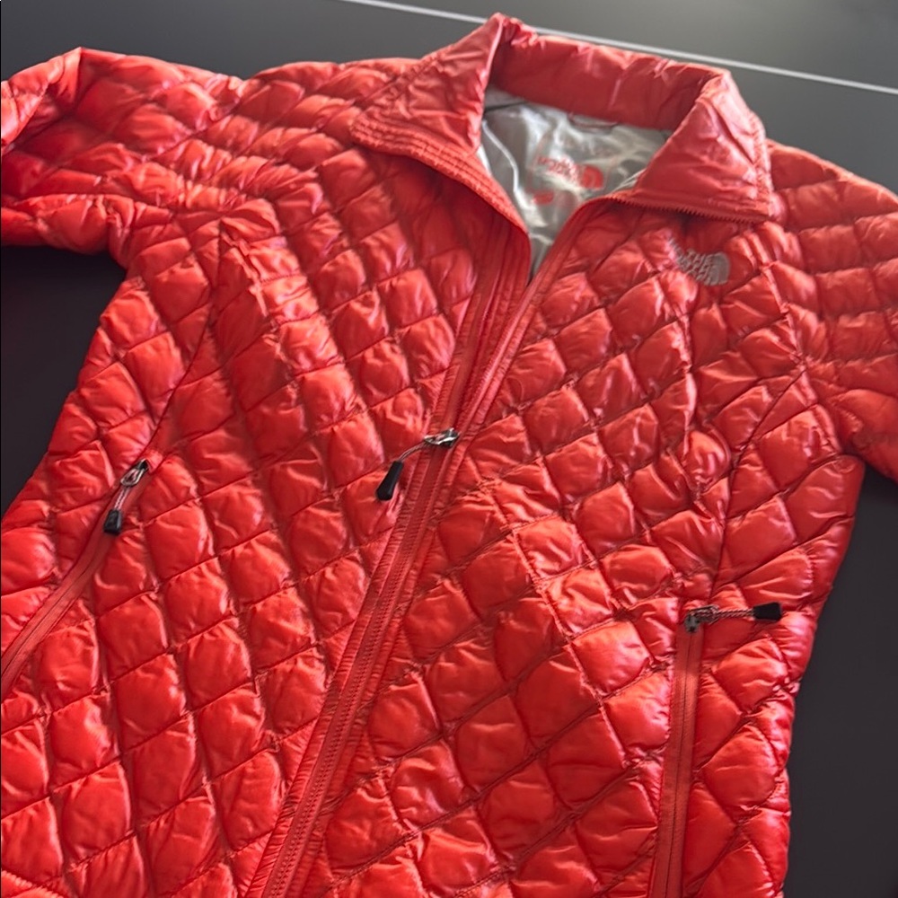 The North Face orange Puffer Jacket Vibrant Quilted Design